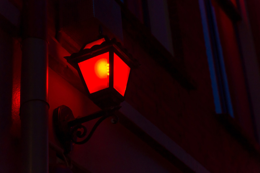 rote Laterne, Schlusslicht, http://www.shutterstock.com/de/pic-216104746/stock-photo-red-lantern-on-the-wall-in-red-light-district-in-amsterdam-netherlands.html
